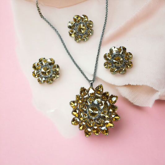 Glass Stone Necklace Set with Earrings and Adjustable Fingerring Yellow Color